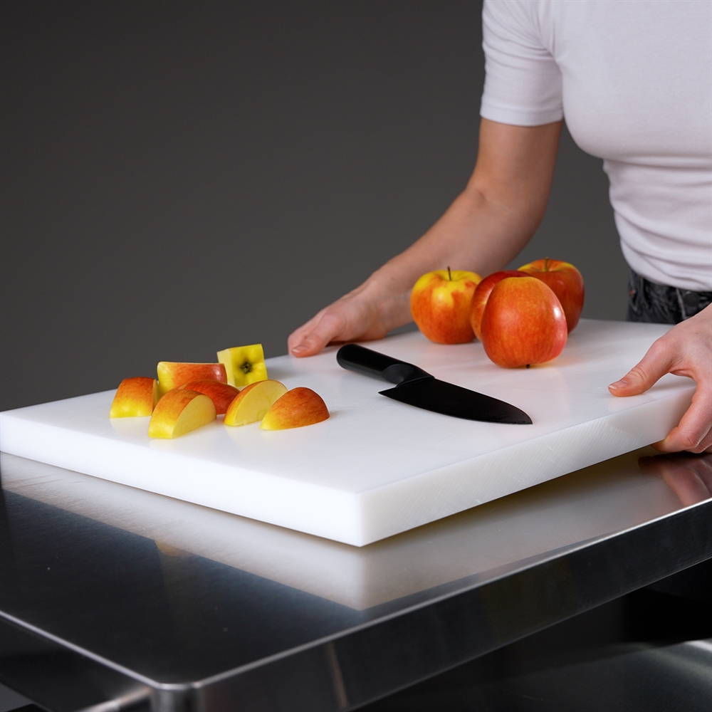 Planche à découper en plastique – guide complet des planches hygiéniques et aptes au contact alimentaire
